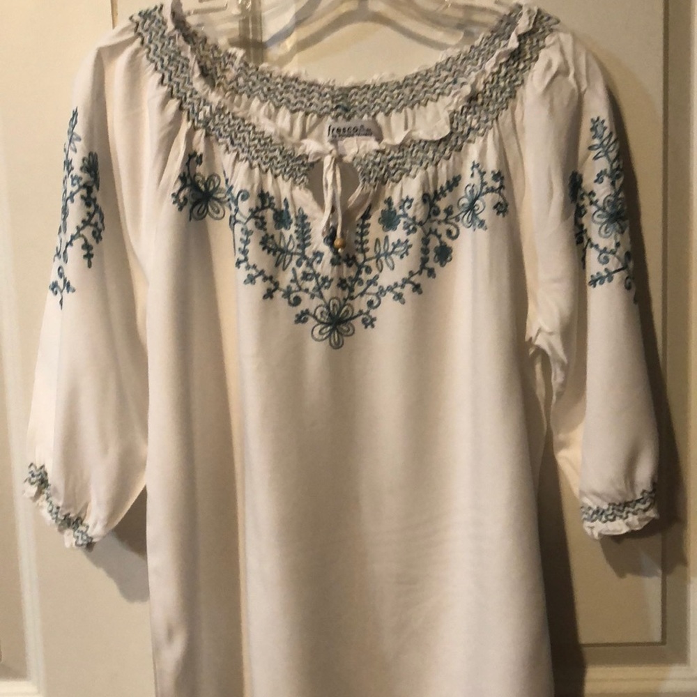 Beautiful wmns top w/ stitching. 100% rayon sz M
